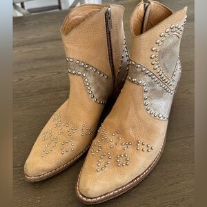 Handcrafted Argentine Leather Boho Western Boots. Size 8